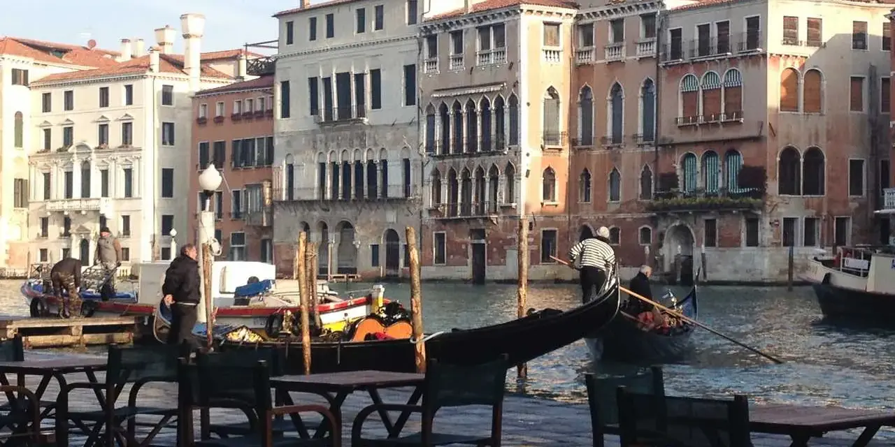 Un paseo en góndola es perfecto para tu plan de Venecia en 3 días. Edificios históricos y canales te esperan.