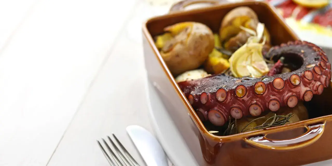 Pulpo asado con patatas y limón, una delicia para saber donde comer en Guimarães.