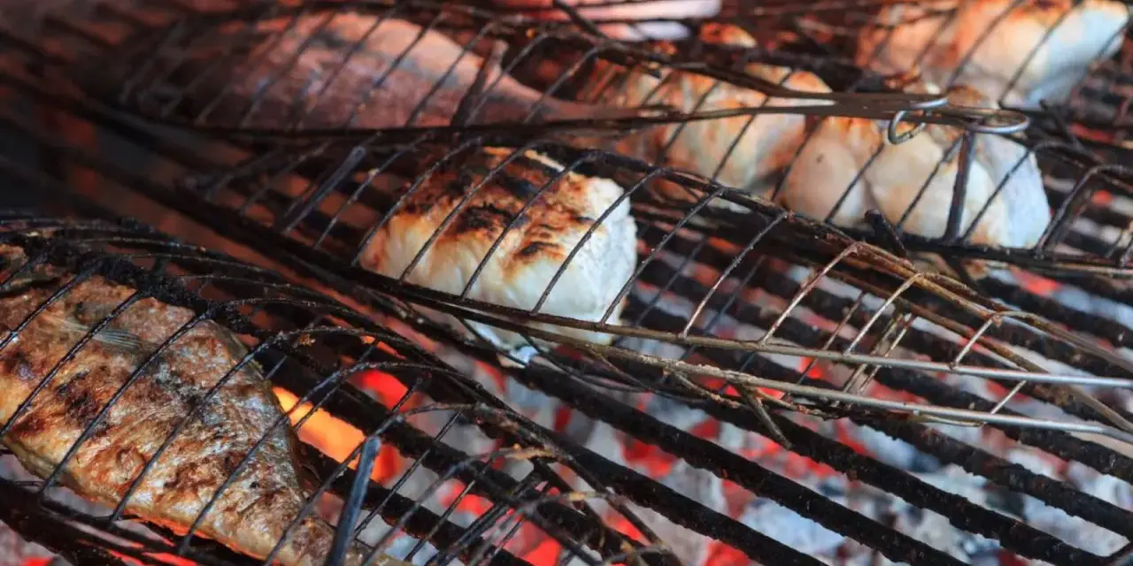 Pescado a la parrilla, una delicia para comer en Getaria. Las brasas dan un toque ahumado perfecto.