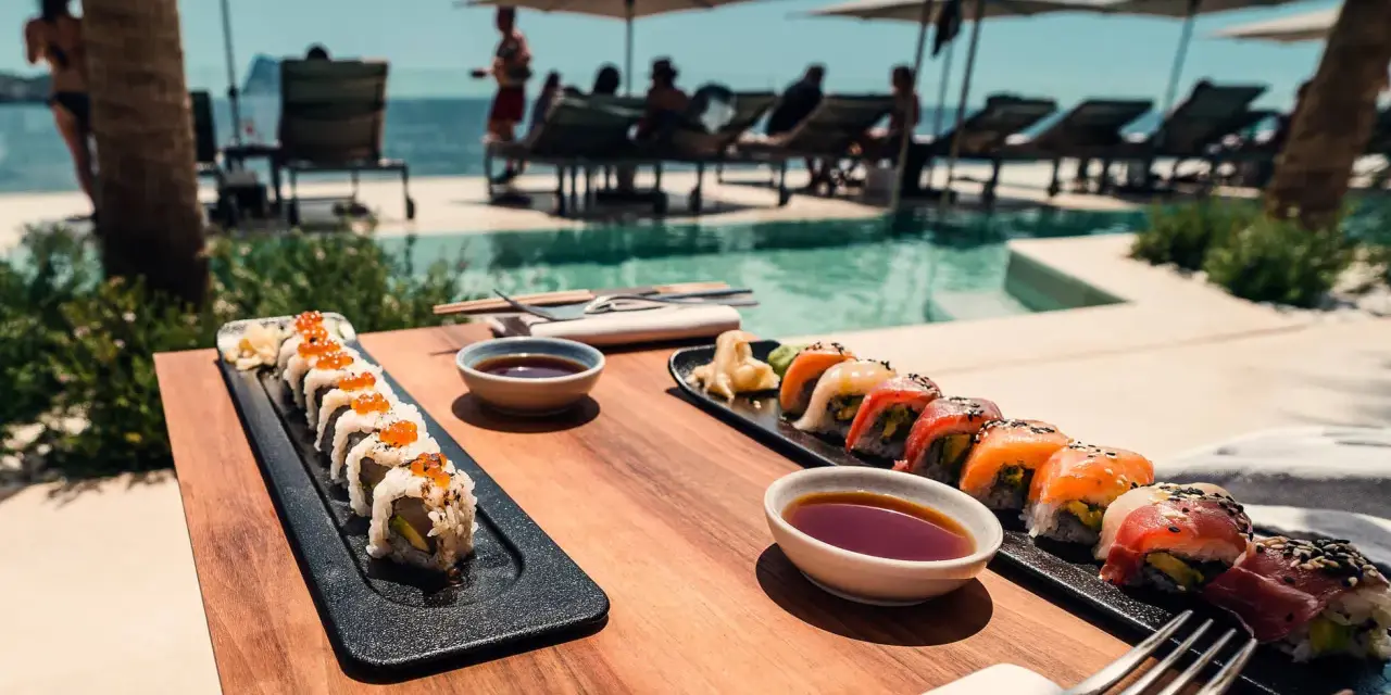 Delicioso sushi junto a la piscina, ideal para saber donde comer en Ibiza. Disfruta de la vista y el sabor.