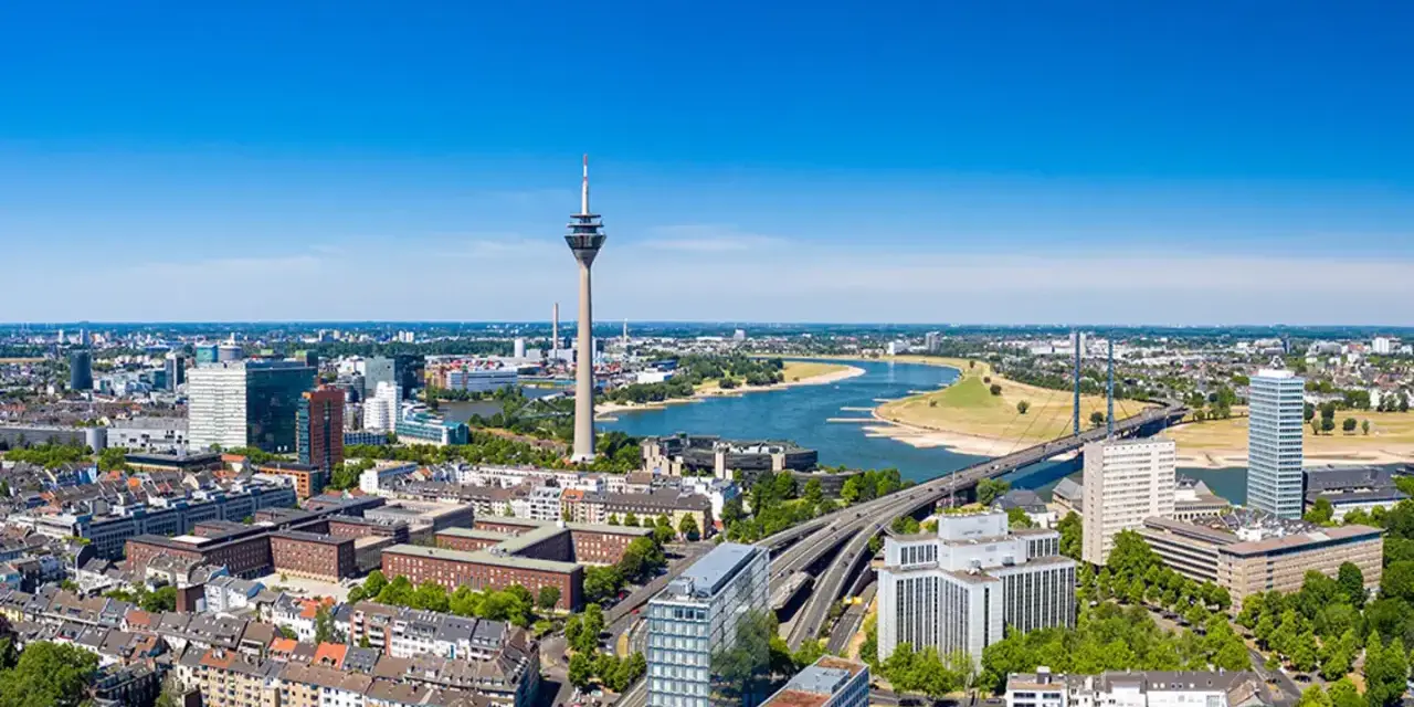 Vista panorámica de Düsseldorf con la Torre de Telecomunicaciones y el río Rin. Descubre qué ver en Düsseldorf, una ciudad vibrante.