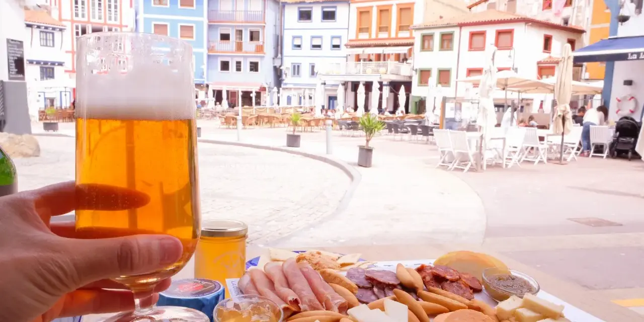 Disfruta de una cerveza y una tabla de quesos y embutidos en Cudillero. ¡Un lugar perfecto donde comer!