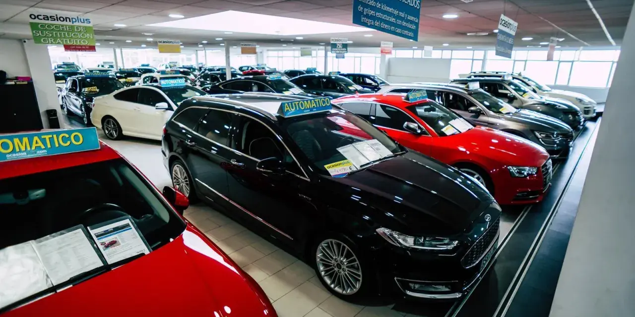 Exhibición de coches en concesionario. Varios vehículos, algunos automáticos, listos para la venta. Aquí encuentras qué significa vehículo de ocasión.