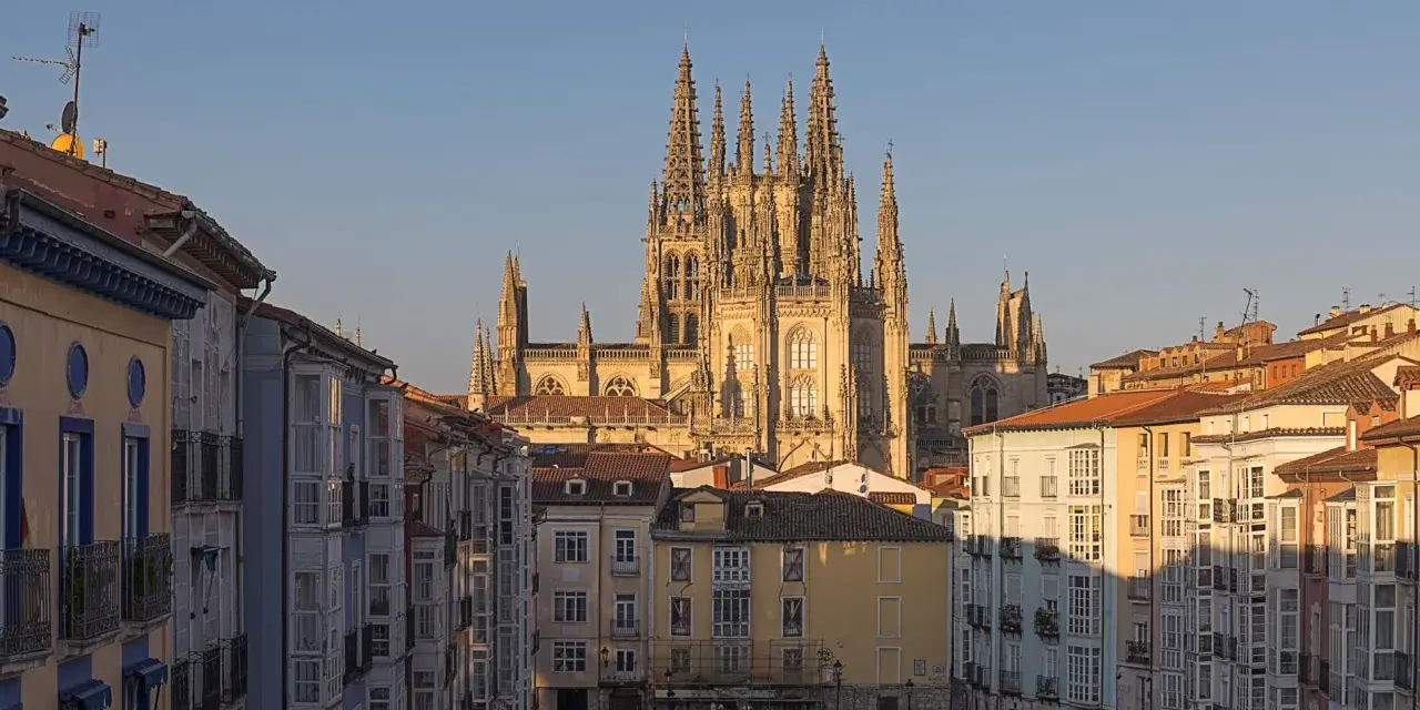 La majestuosa Catedral de Burgos se alza tras una plaza con edificios de balcones, un lugar imprescindible que ver en Burgos.