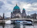 Crucero por el río Spree con el Berliner Dom de fondo. Una vista icónica para saber qué ver en Berlín en 4 días.