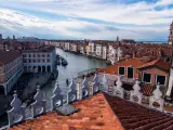 Vista aérea de Venecia con el Gran Canal. Edificios históricos y tejados rojos. Ideal para saber dónde comer en Venecia.