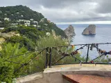 Vista de los Faraglioni, un clásico que ver en Capri. El balcón está adornado con candados de amor.