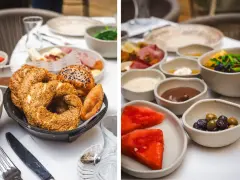 Desayuno turco con simit, aceitunas, fruta y dulces. ¡Una delicia para saber dónde comer en Estambul!