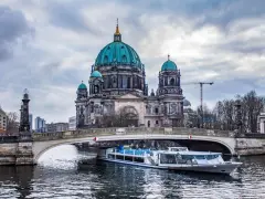 Crucero por el río Spree con el Berliner Dom de fondo. Una vista icónica para saber qué ver en Berlín en 4 días.
