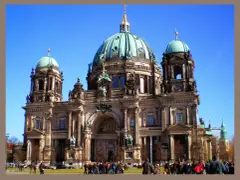 Imponente Catedral de Berlín, un lugar clave que ver en Berlín en 3 días. Gente pasea frente a su fachada.