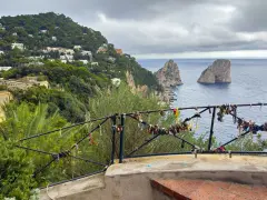 Vista de los Faraglioni, un clásico que ver en Capri. El balcón está adornado con candados de amor.