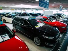 Exhibición de coches en concesionario. Varios vehículos, algunos automáticos, listos para la venta. Aquí encuentras qué significa vehículo de ocasión.