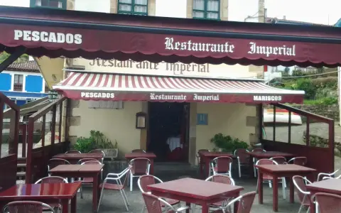Mesas listas para comer en tazones en el Restaurante Imperial, especializado en pescados y mariscos.