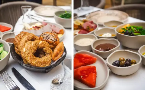 Desayuno turco con simit, aceitunas, fruta y dulces. ¡Una delicia para saber dónde comer en Estambul!
