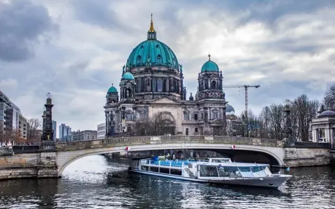 Crucero por el río Spree con el Berliner Dom de fondo. Una vista icónica para saber qué ver en Berlín en 4 días.