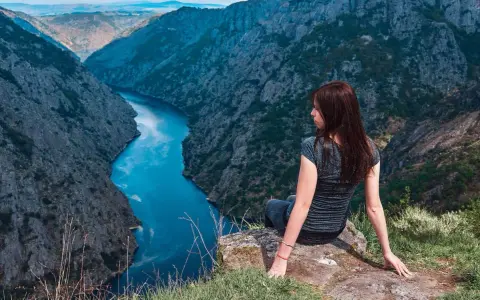 Mujer contempla el cañón del Sil, un paisaje impresionante de Ribeira Sacra que ver.