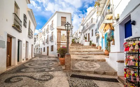 Calle empedrada con diseño de guijarros, casas blancas y escalinata. Un rincón perfecto para tu ruta Andalucía 7 días.