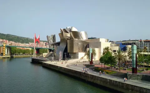 Museo Guggenheim y el puente rojo, un plan perfecto que ver en Bilbao en 1 día.