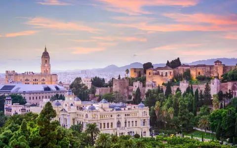 Atardecer sobre Málaga: la Alcazaba, la Catedral y edificios históricos. ¡Ideas para que ver en Málaga en 2 días!