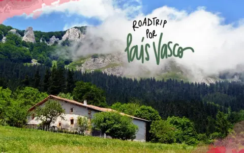 Un caserío vasco rodeado de verde, con montañas neblinosas al fondo. ¡Ideal para un roadtrip por País Vasco en 5 días!
