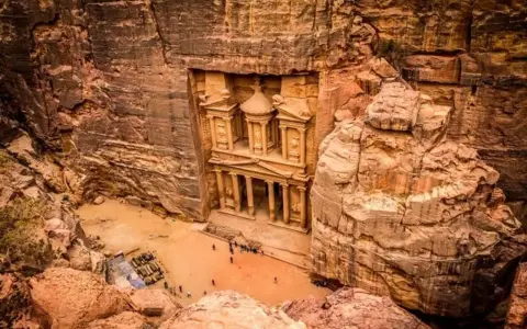 El Tesoro de Petra, tallado en roca, es una maravilla. Viajar a Jordania es seguro y te permite explorar esta joya histórica.