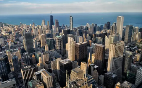 Vista aérea de Chicago, ideal para planificar qué ver en Chicago en 3 días. Rascacielos y el lago Míchigan.