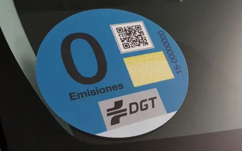 Pegatina de "0 Emisiones" de la DGT, distintivo para coches cero emisiones.