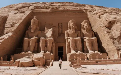 Un viajero explora el templo de Abu Simbel, una maravilla del Antiguo Egipto. ¡Una aventura de egipto por libre inolvidable!
