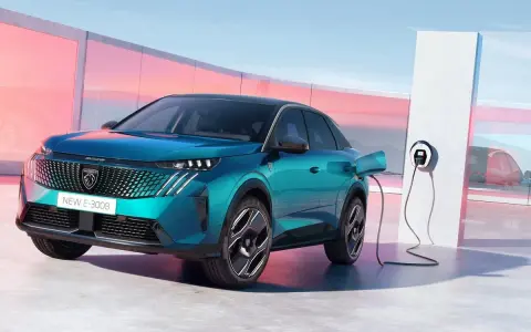 Coche eléctrico azul, un auto recargable conectado a un punto de carga en un entorno moderno y minimalista.