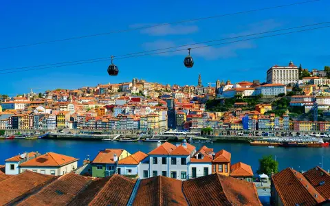 Teleférico sobre el río Duero, con vistas a las coloridas casas de Oporto. ¡Un viaje inolvidable a Oporto!