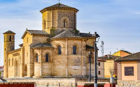 Iglesia románica de San Miguel de Arlanza, un tesoro que ver en Palencia. Su torre y ábsides son impresionantes.