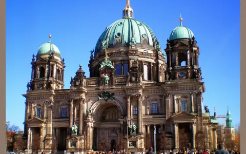 Imponente Catedral de Berlín, un lugar clave que ver en Berlín en 3 días. Gente pasea frente a su fachada.