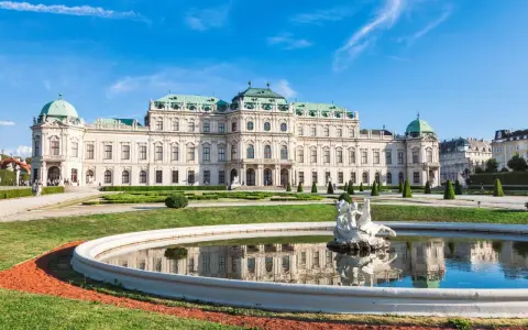 Palacio Belvedere, ideal para tu itinerario de qué ver en Viena en 3 días. Fuente con escultura y jardines cuidados.