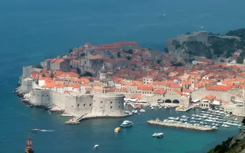 Dubrovnik, Croacia, un escenario perfecto para lunas de miel, con sus murallas históricas, tejados rojos y el mar azul.