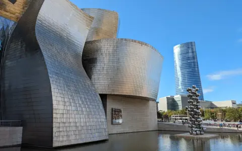 Museo Guggenheim Bilbao, un ícono para saber qué ver en Bilbao en 2 días. Reflejos metálicos y escultura moderna.
