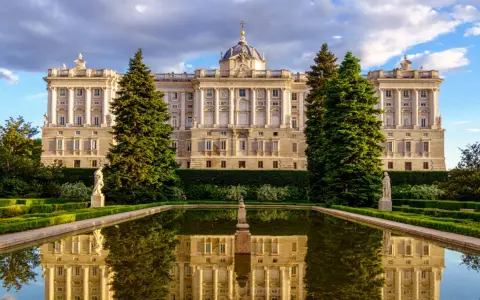 Palacio Real de Madrid reflejado en un estanque, un lugar imprescindible que ver en Madrid.