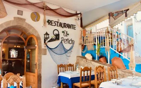 Restaurante "El Peñón", un lugar ideal donde comer en Peñíscola, con decoración marinera y mesas listas para disfrutar.