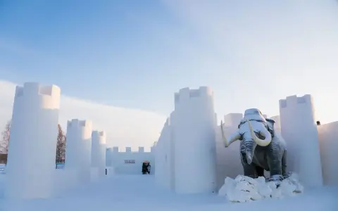 Castillo de nieve con un mamut, una atracción para ver en Finlandia.