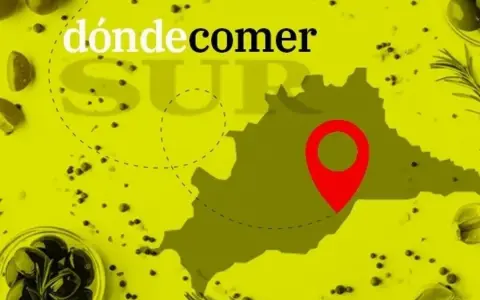 Mapa de Málaga con un pin rojo, indicando dónde comer en Frigiliana. Ingredientes como aceitunas y romero rodean el diseño.