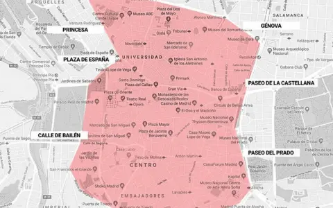 Mapa de Madrid con el zbe distrito centro resaltado en rosa, mostrando puntos de interés como Plaza de España, Palacio Real y Museo del Prado.