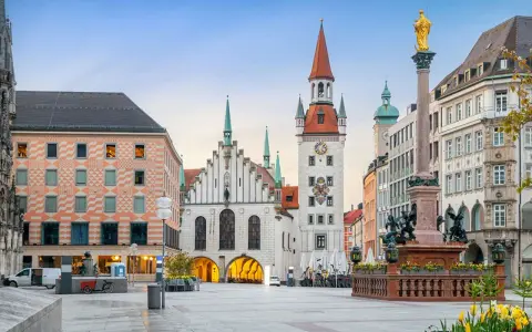 Plaza de Múnich con el Nuevo Ayuntamiento y la Columna de la Virgen. Ideal para saber qué ver en Múnich en 3 días.