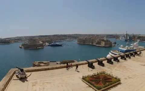 Vista del puerto de Malta con cañones históricos. ¿Cuántos días ir a Malta? ¡Este lugar inspira una visita larga!