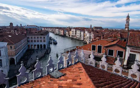 Vista aérea de Venecia con el Gran Canal. Edificios históricos y tejados rojos. Ideal para saber dónde comer en Venecia.