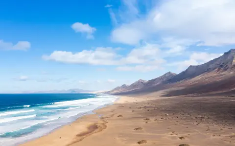 Costa salvaje con montañas y mar azul. ¡Ideas para que ver en Fuerteventura en 5 días!