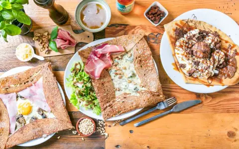 Deliciosas crepas saladas y dulces, perfectas para saber dónde comer en París. Una opción para cada gusto.