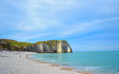 Acantilados impresionantes y playa de guijarros en Étretat, un lugar imperdible que ver en Normandía.