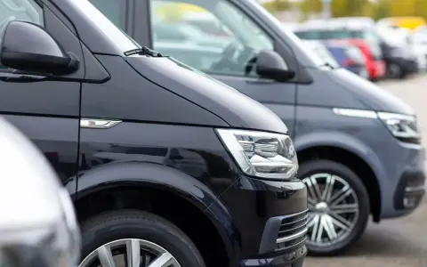 Furgonetas negras y grises aparcadas. Una oportunidad para la iva reducido compra coche segunda mano.