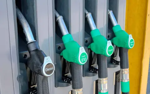 Boquillas de gasolinera: una negra para Diesel y tres verdes para Super E10 y Super Plus. Así puedes saber si un coche es gasolina o diésel.