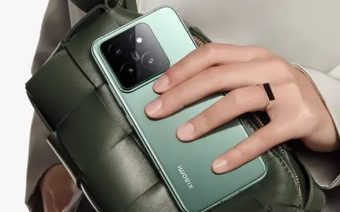 Mano con anillo sostiene un teléfono verde con cámara Leica, ideal para tus aplicaciones para viajar y capturar recuerdos.