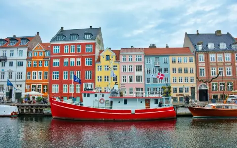Canal de Nyhavn, Copenhague. Coloridas casas y barcos, un lugar imperdible que ver en Dinamarca.